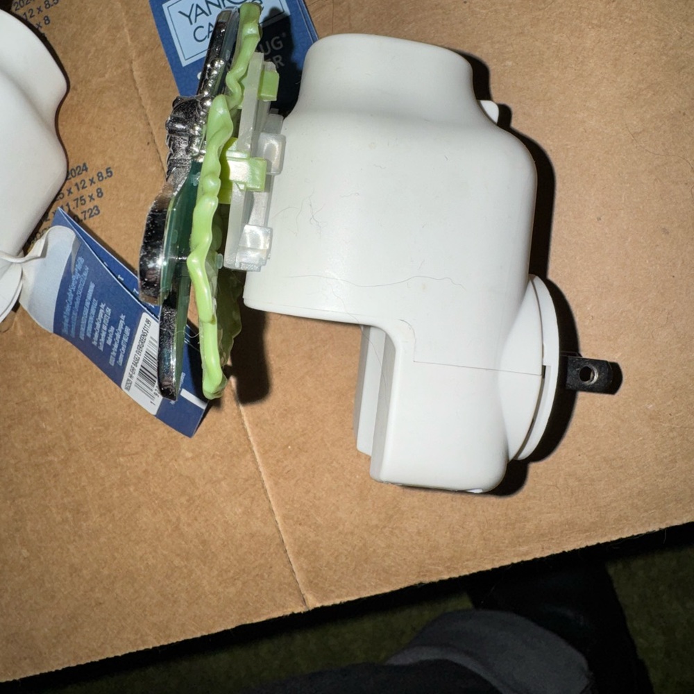 Yankee Candle Green and Silver Night Light Set scent diffuser - Picture 4 of 5